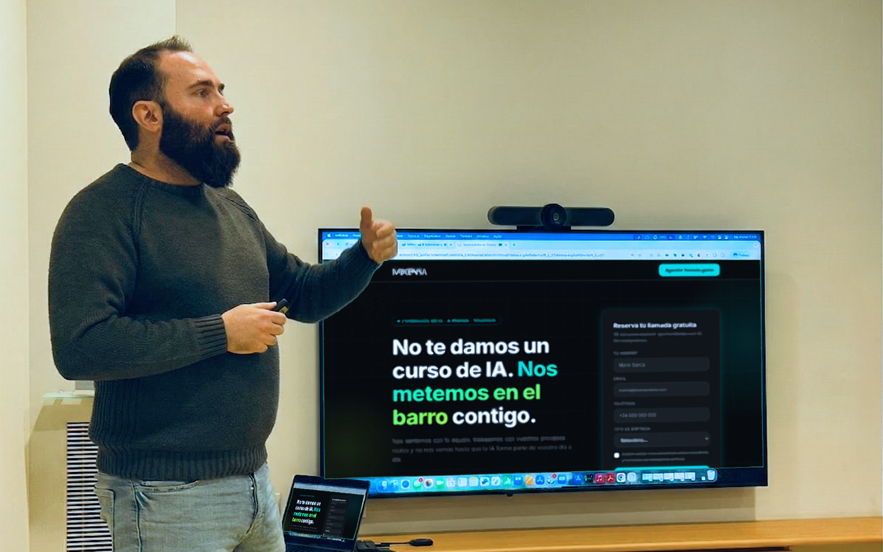 Daniel Espinosa impartiendo formación de IA en empresa